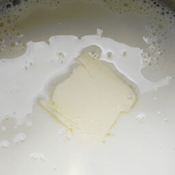 lapte fiert cu unt adăugat