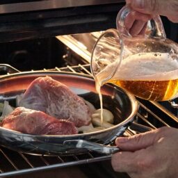 Adăugare bere peste carnea de porc introdusă în cuptor
