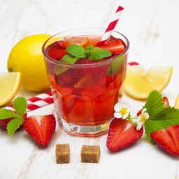 Pahar cu băutură răcoritoare din căpșuni
