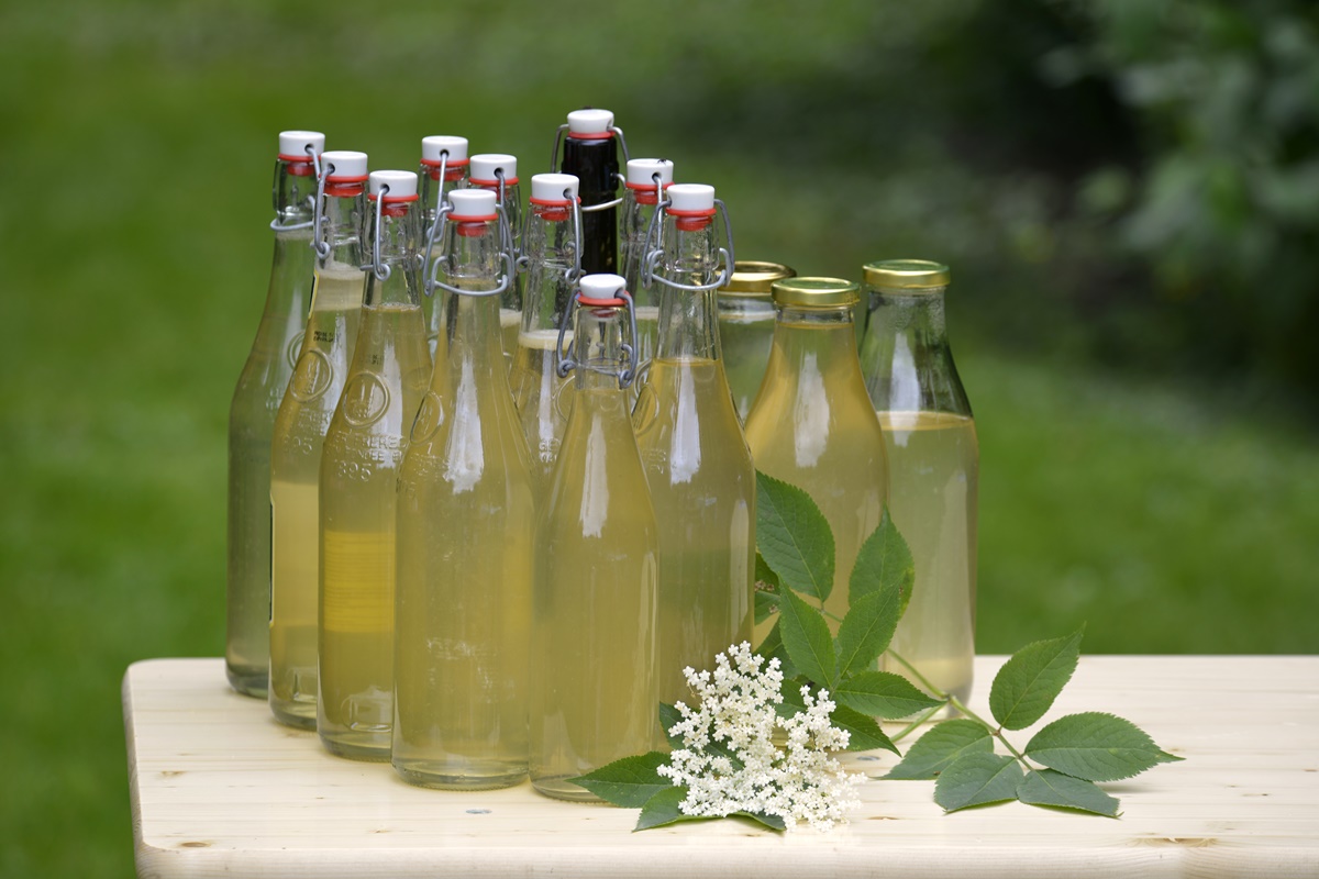 Sticle cu sirop natural din flori de soc, aromat cu lămâie și ghimbir