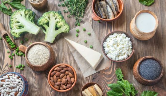 Alimente pentru sănătatea oaselor puse pe o masă de lemn