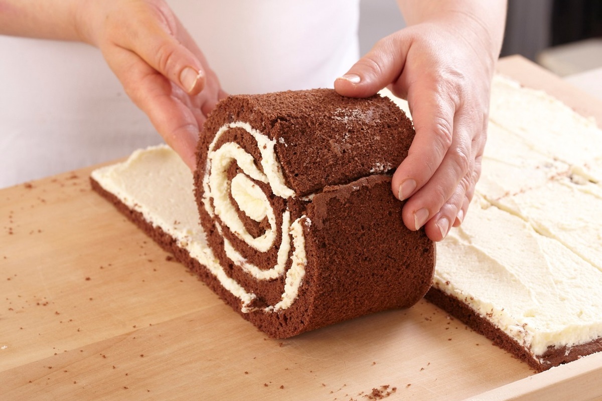 Femeie realizând blatul de tort sub formă de spirală