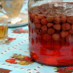 Borcan cu căpșuni în sirop cu alcool