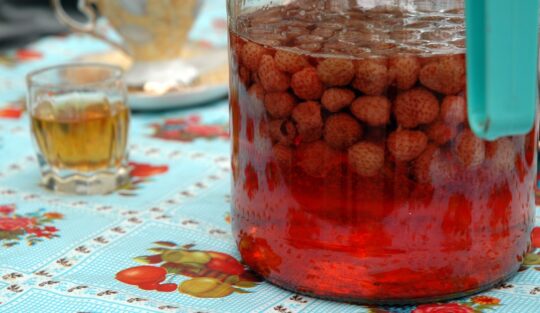 Borcan cu căpșuni în sirop cu alcool