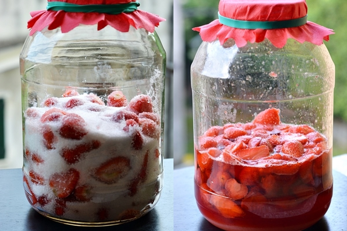 Borcan cu căpșuni și zahăr și borcan cu sirop de căpșuni