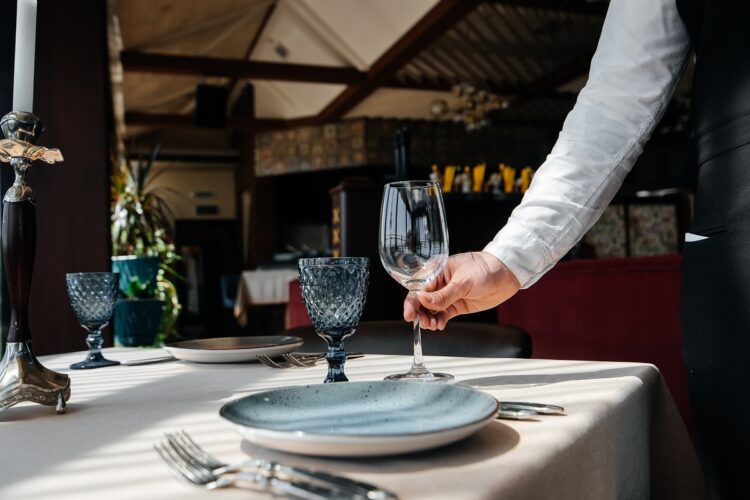 O masă cu pahare dintr-un restaurant de top din lume din anul 2023