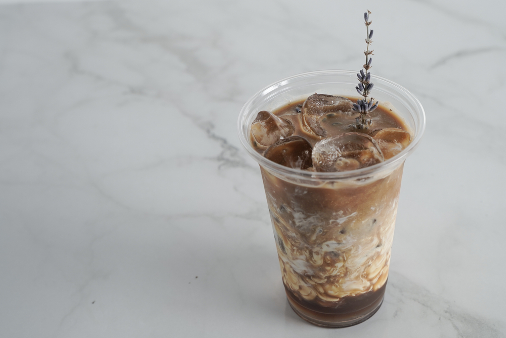 Ice coffe cu lavandă servit într-un pahar înalt