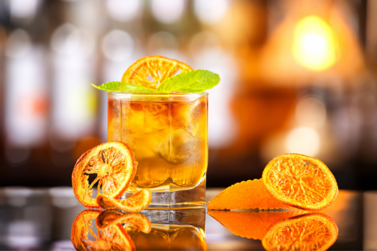 Cocktail mai tai servit într-un pahar care se află pe un bar