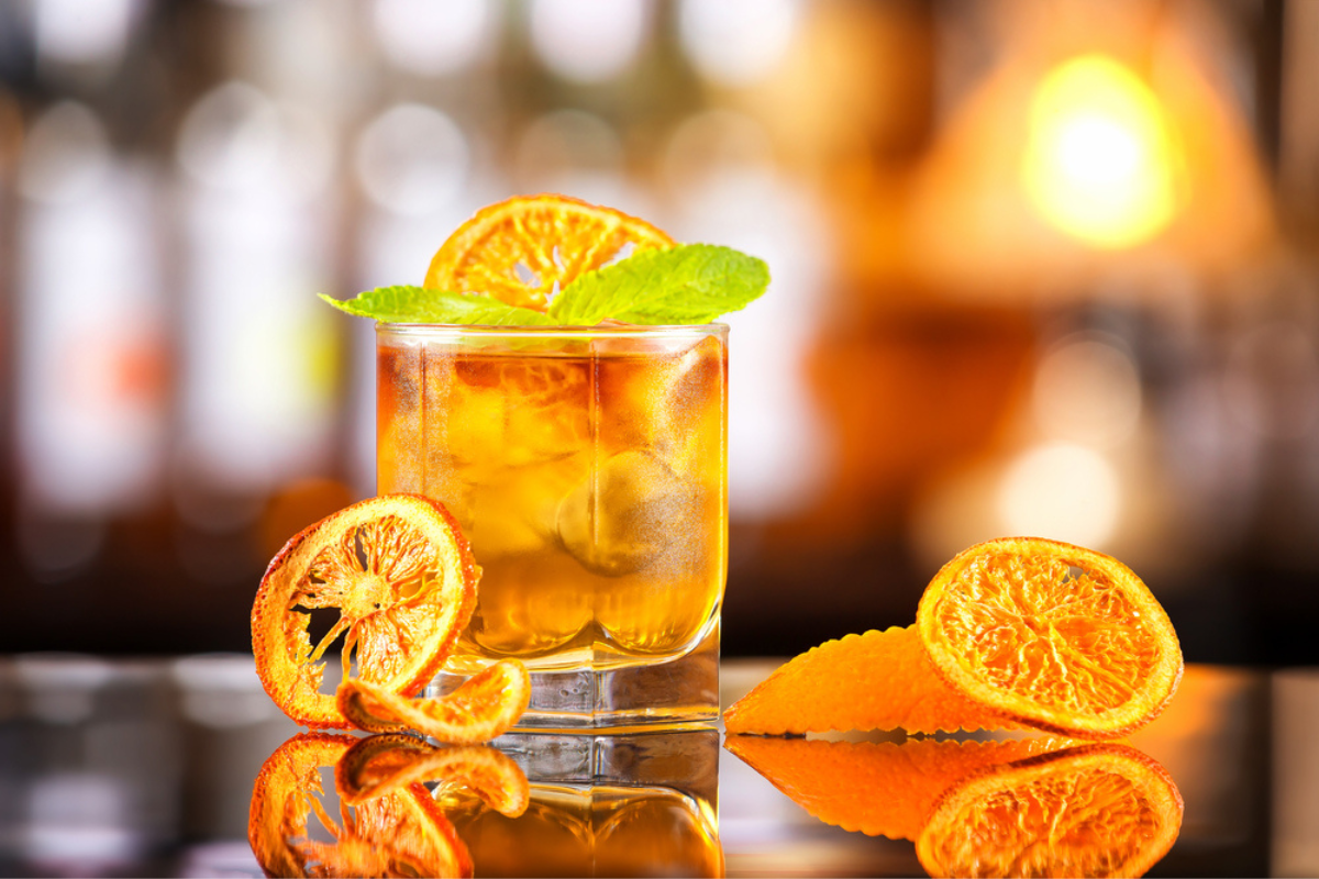 Cocktail mai tai servit într-un pahar care se află pe un bar
