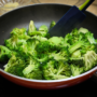 o tigaie plină cu broccoli pentru a ilustra cum să-l gătești