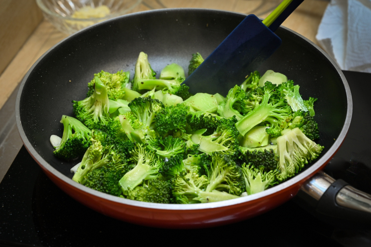 o tigaie plină cu broccoli pentru a ilustra cum să-l gătești