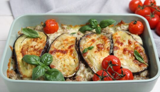 Lasagna cu vinete și roșii, gratinată cu mozzarella în vas de porțelan