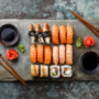 modul corect de a mânca sushi ilustrat cu ajutorul unui platou mare cu sushi