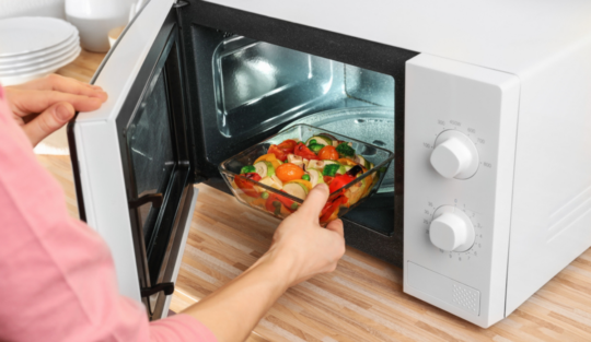 Ce să nu reîncălzești niciodată la cuptorul cu microunde. La ce riscuri te poți expune
