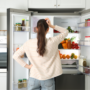 frigider curat și organizat de o femeie