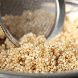 Boabe de quinoa fierte, amestecate cu o sită