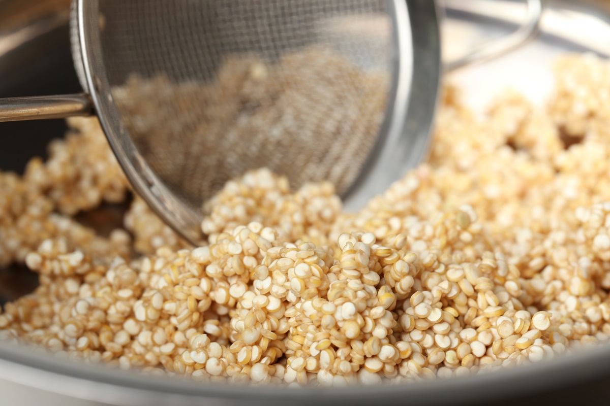 Boabe de quinoa fierte, amestecate cu o sită