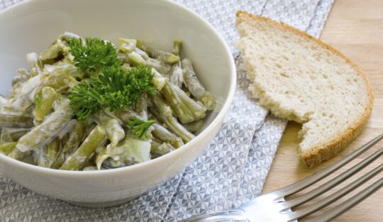 Salată de fasole verde cu iaurt grecesc și usturoi, gustoasă și răcoroasă