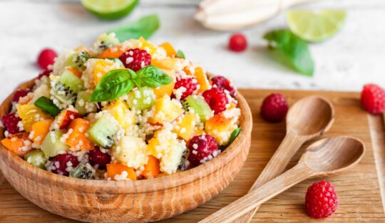 Salată de fructe cu quinoa și busuioc, perfectă pentru micul dejun