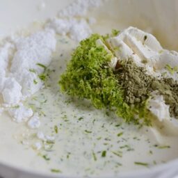 Amestec de ingrediente în bol, pentru prepararea cremei din mascarpone cu lime