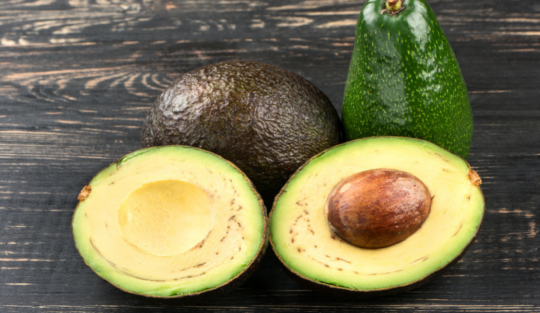 Un fruct de avocado tăiat în două pentru a ilustra cum poți să încetinești procesul de coacere al fructelor de avocado