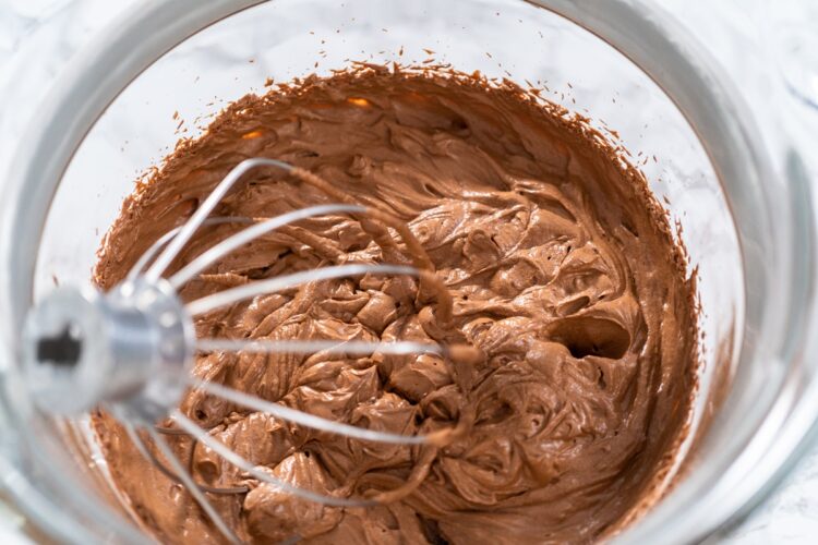 Crema ganache de ciocolată amestecată cu mixerul în bol