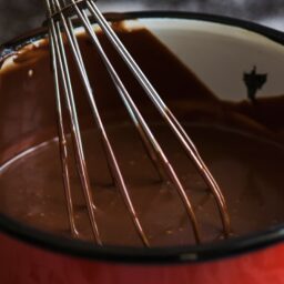 Crema de ciocolată amestecată cu telul în cratiță