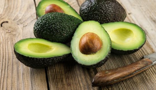 metode pentru a coace rapid avocado ilustrate cu ajutorul mai multor fructe de avocado coapte
