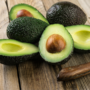 metode pentru a coace rapid avocado ilustrate cu ajutorul mai multor fructe de avocado coapte