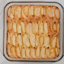 Prăjitura cu felii de mere și compoziție ci brânză în tava de copt