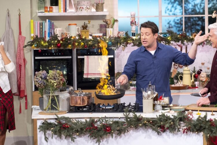 Jamie Oliver în timp ce gătește într-o emisiune TV