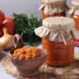Zacuscă cu morcovi și mere verzi în borcane și în bol, alături de legume proaspete