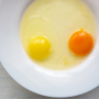 Culoarea gălbenușului de ou ilustrată cu ajutorul a două gălbenușuri