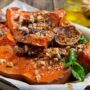 Felii de dovleac copt după rețeta turcească, presărate cu nuci, alune și fructe uscate
