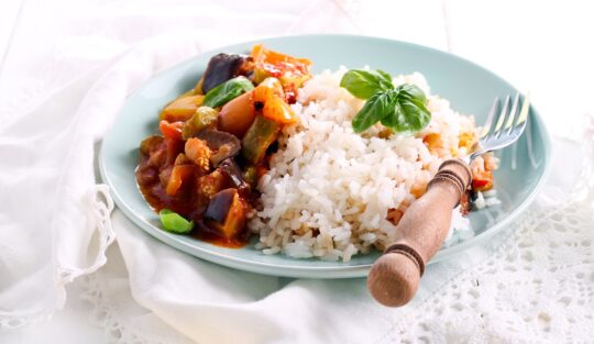 Ghiveci de legume cu orez în bol cu furculiță