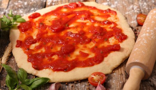 Blat de pizza uns cu sos de roșii