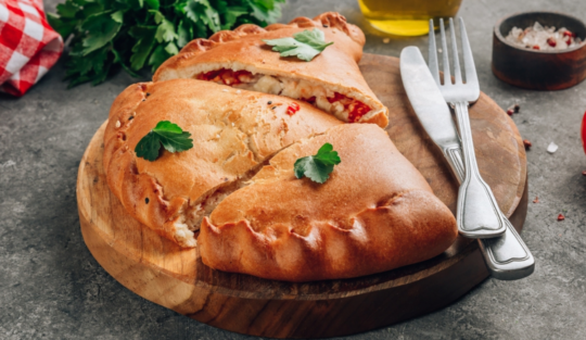 Calzone, pizza inventată de italieni pentru a fi mâncată din mers