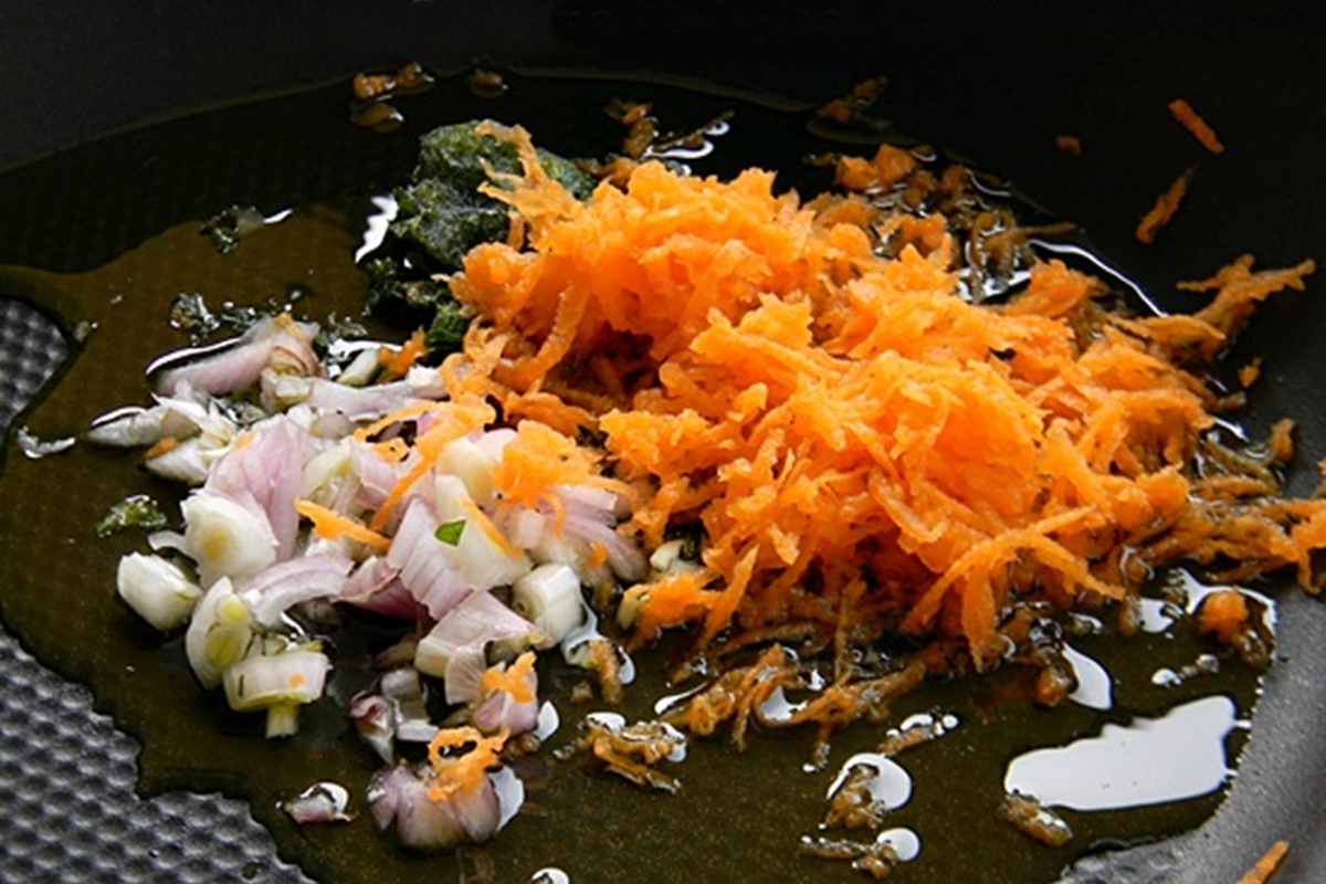 Ceapă cu usturoi și morcovi în ulei
