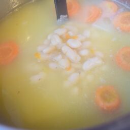 Fasole fiartă în apă cu ceapă și morcovi