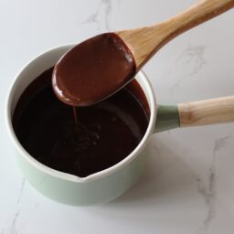Glazură de cacao în cratiță și în lingură
