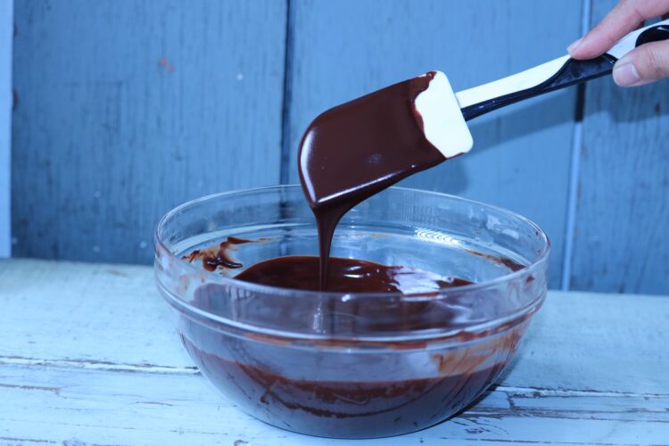 Glazură oglindă de cacao în bol și pe spatulă