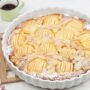 Prăjitură cu mere evantai și fulgi de migdale, decorată cu zahăr pudră