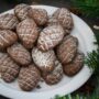 Biscuiți conuri de brad cu cacao pe o farfurie albă