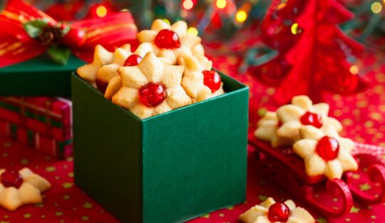 Biscuiți cu cireșe confiate în cutie de cadouri, verde
