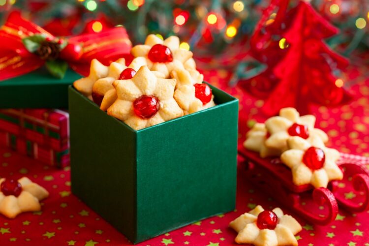 Biscuiți cu cireșe confiate în cutie de cadouri, verde