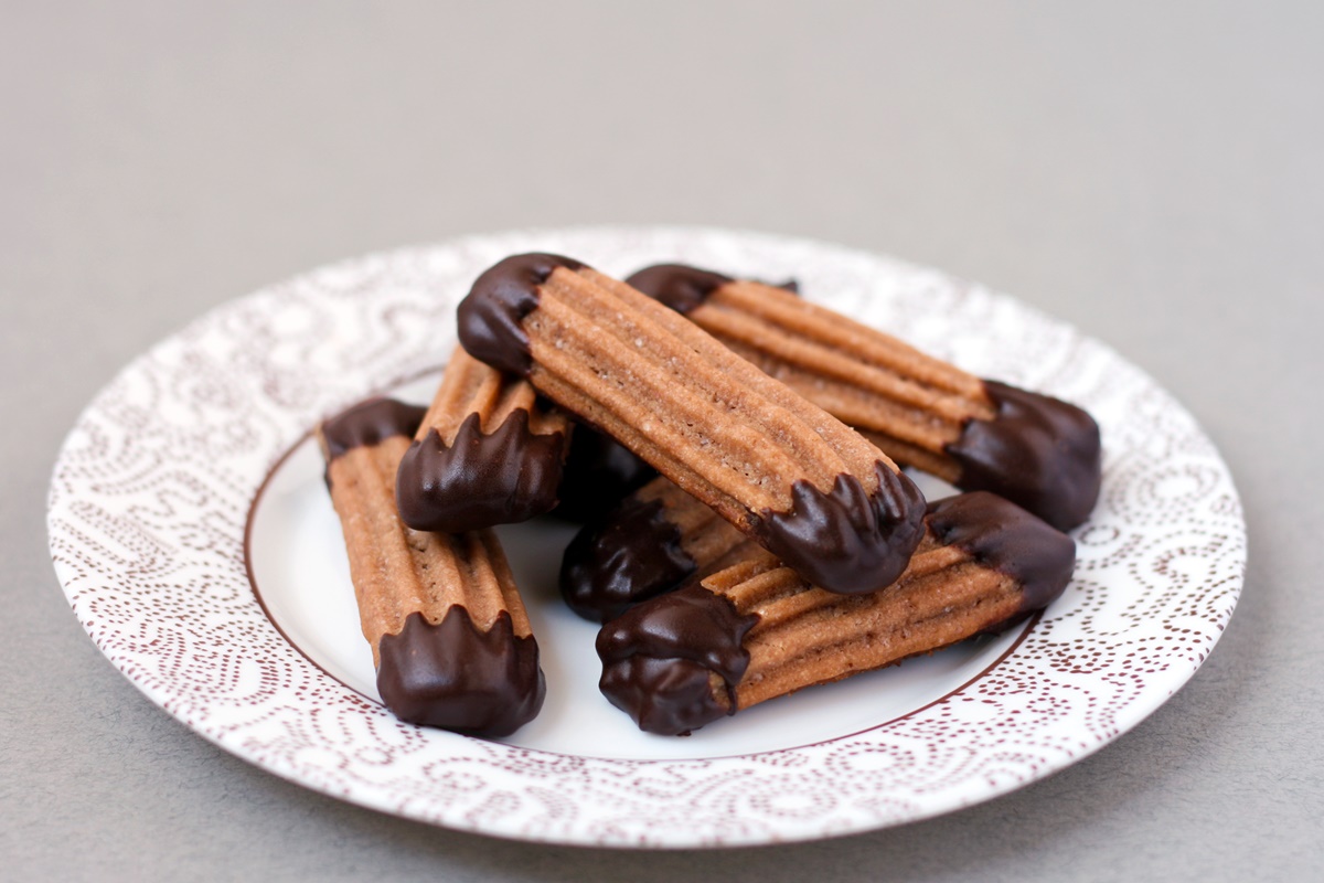 Biscuiți șprițați cu ciocolată pe o farfurie albă