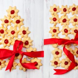 Colaj de poze cu biscuiți acoperiți cu fundă roșie