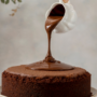 Glazura de ciocolată turnată peste un blat de tort