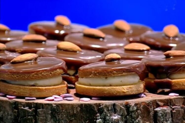 Ișlere cu ciocolată și cremă de vanilie pe un suport de lemn