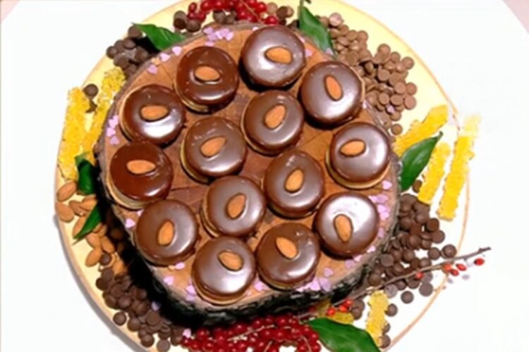 Ișlere cu ciocolată și cremă de vanilie, decorate cu migdale, pe un suport de lemn